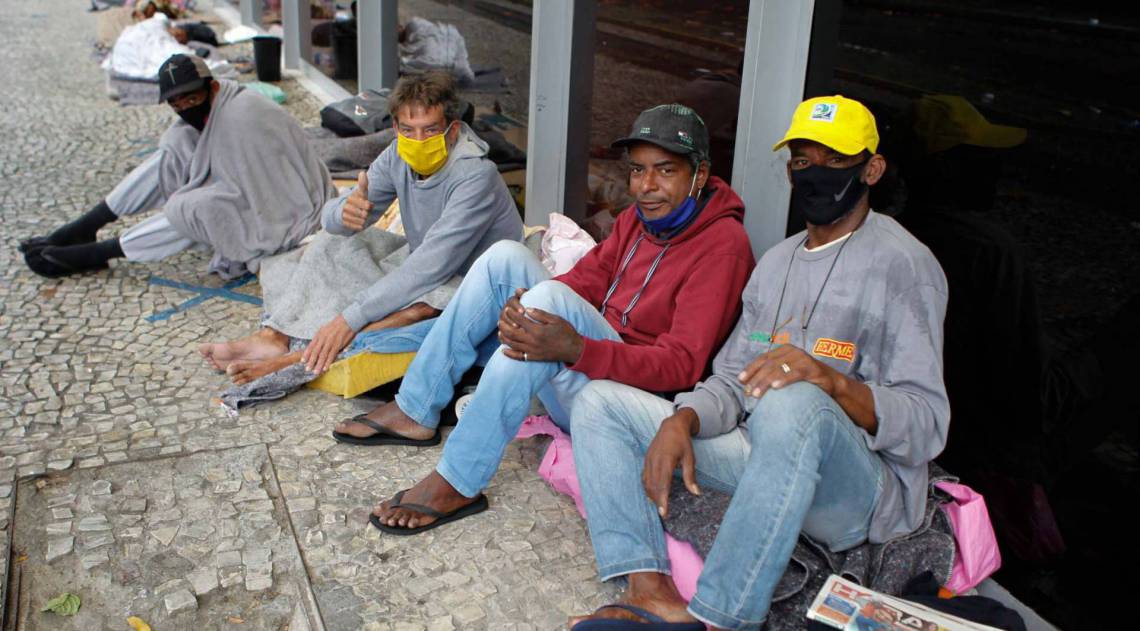 Rio de Janeiro - RJ - 22/08/2020 - Moradores de rua durante o frio que esta fazendo na cidade, na foto moradores que ficam na Praca Tiradentes regiao central do Rio, Senhor Yannick de 60 anos de mascara amarela, Eli Batista e Rodolfo Machado - Foto Gilvan de Souza / Agencia O Dia
