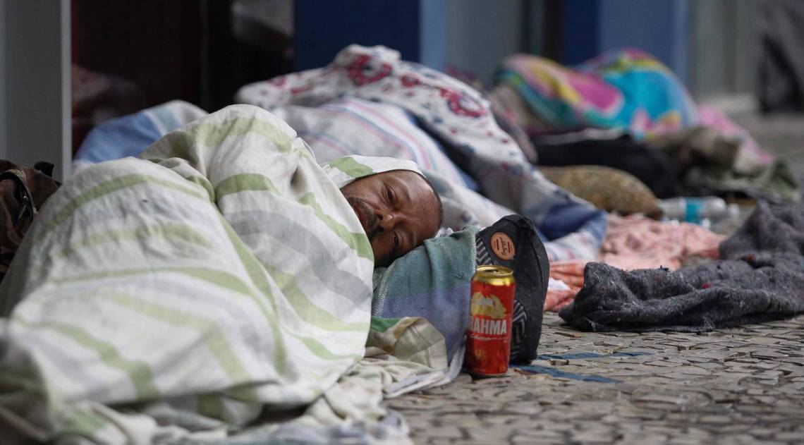 Rio de Janeiro - RJ - 22/08/2020 - Moradores de rua durante o frio que esta fazendo na cidade, na foto moradores que ficam na Praca Tiradentes regiao central do Rio - Foto Gilvan de Souza / Agencia O Dia
