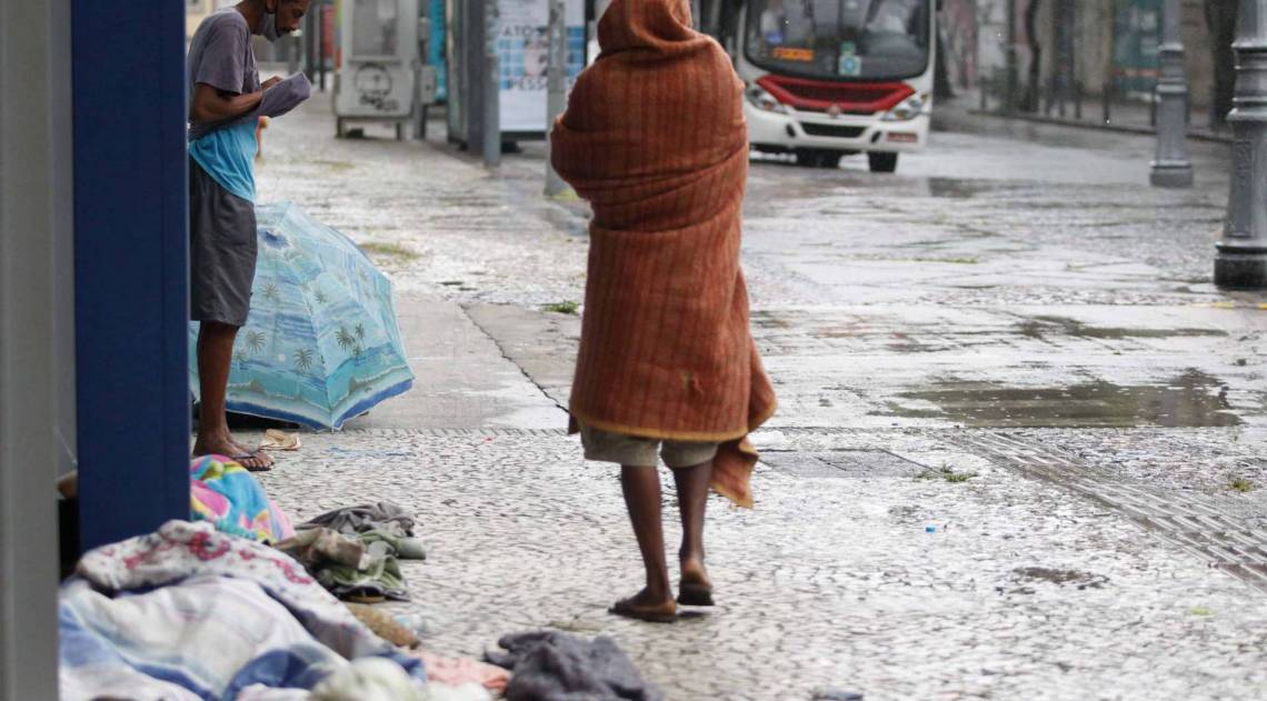 Rio de Janeiro - RJ - 22/08/2020 - Moradores de rua durante o frio que esta fazendo na cidade, na foto moradores que ficam na Praca Tiradentes regiao central do Rio - Foto Gilvan de Souza / Agencia O Dia
