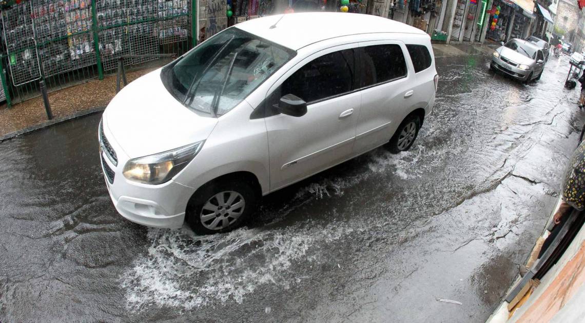 Rio de Janeiro - RJ - 22/08/2020 - Climatempo chuva e frio na cidade, na foto Rua Goncalves Ledo regiao central do Rio - Foto Gilvan de Souza / Agencia O Dia
