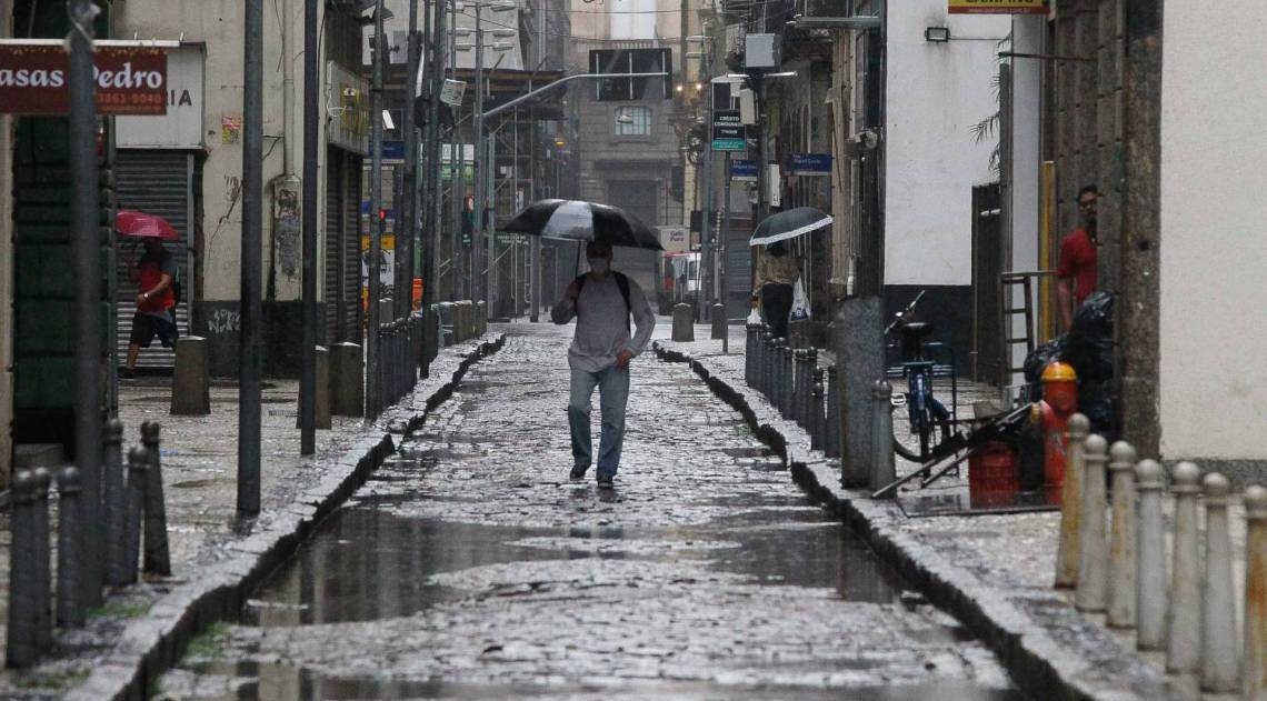 Rio de Janeiro - RJ - 22/08/2020 - Climatempo chuva e frio na cidade, na foto Rua da Alfandega regiao central do Rio - Foto Gilvan de Souza / Agencia O Dia
