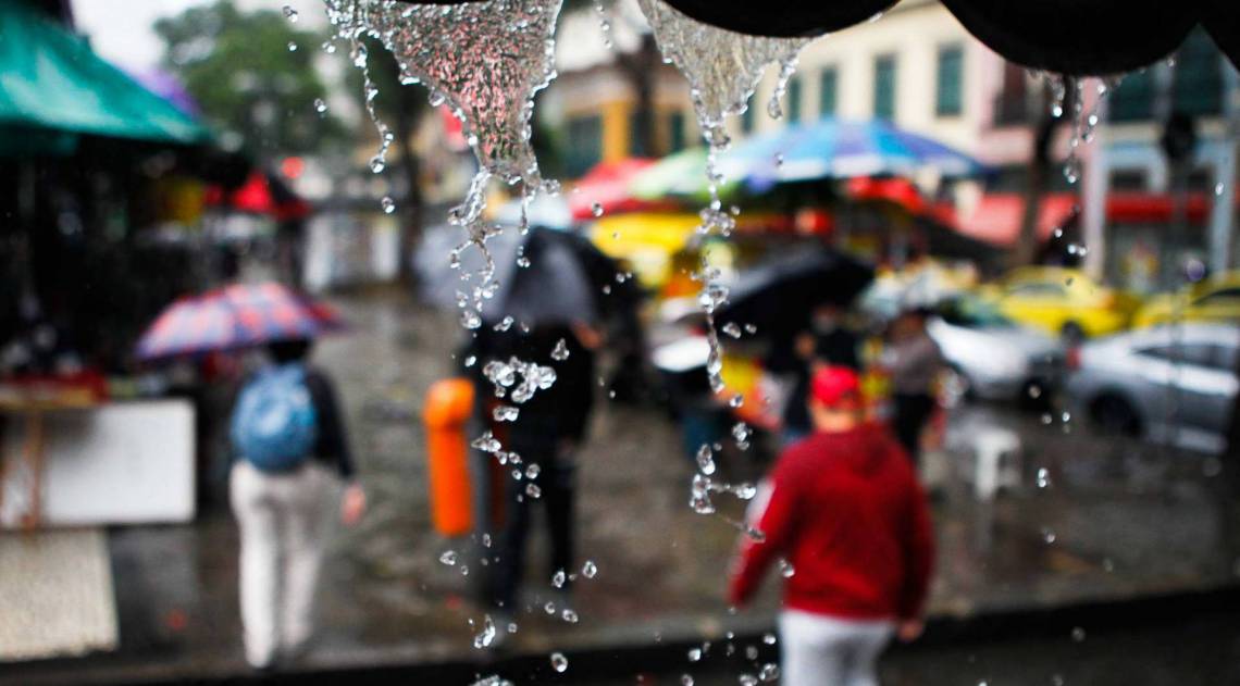 Rio de Janeiro - RJ - 22/08/2020 - Climatempo chuva e frio na cidade, na foto Rua Uruguaiana camelodromo regiao central do Rio - Foto Gilvan de Souza / Agencia O Dia
