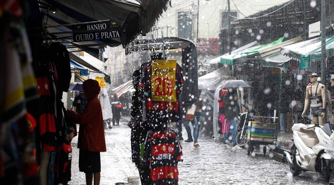 Rio de Janeiro - RJ - 22/08/2020 - Climatempo chuva e frio na cidade, na foto Rua Uruguaiana camelodromo regiao central do Rio - Foto Gilvan de Souza / Agencia O Dia
