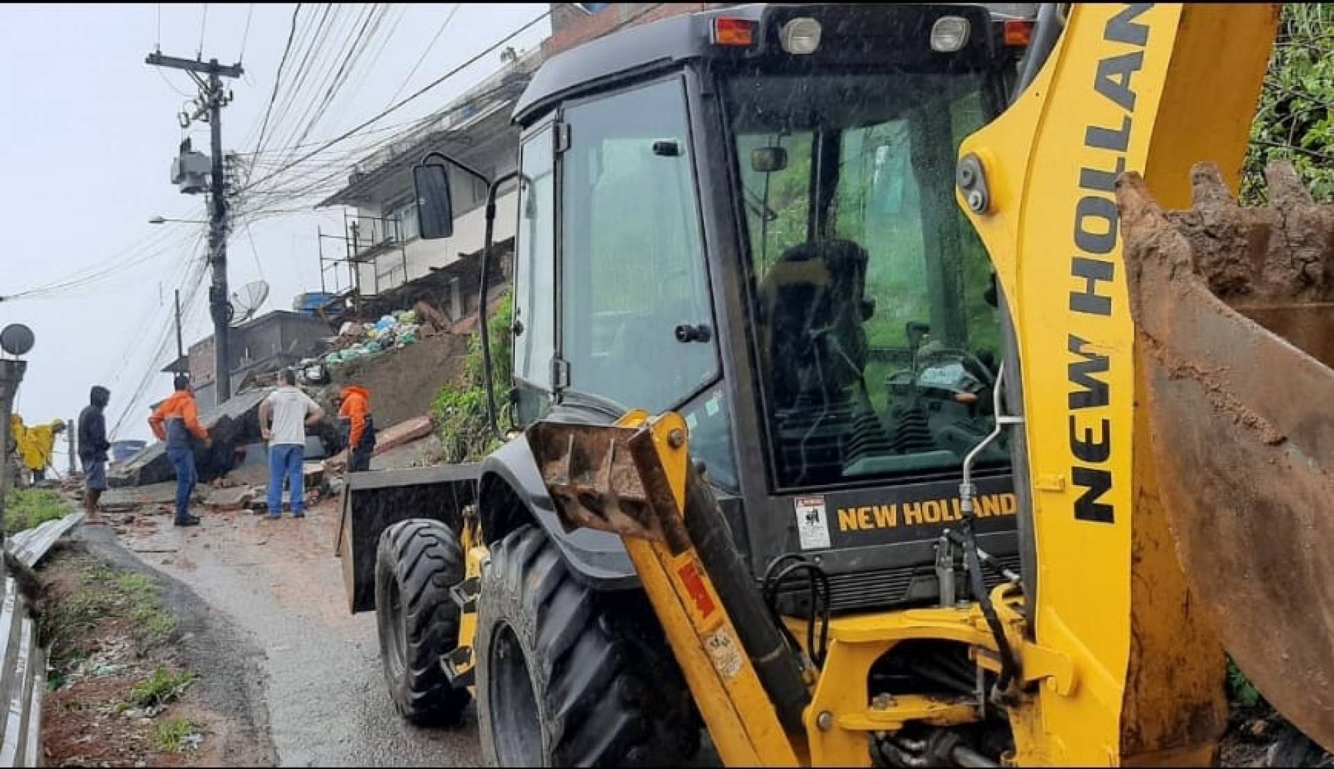 Chuva provoca deslizamento de terra em Teres&oacute;polis
