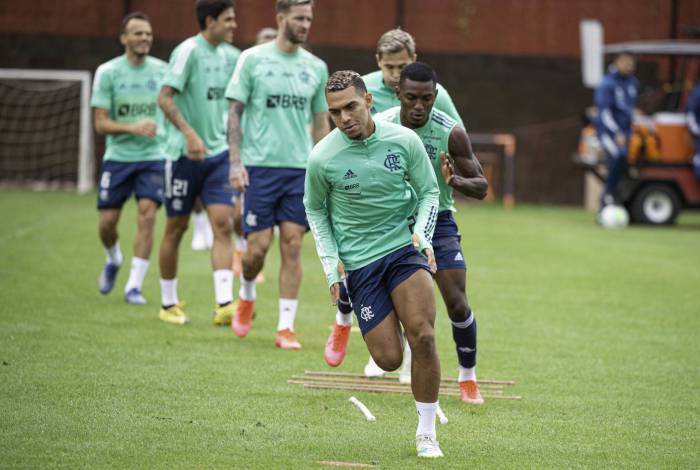 Com Matheuzinho entre os titulares, Flamengo encerra preparação para o clássico; veja provável time