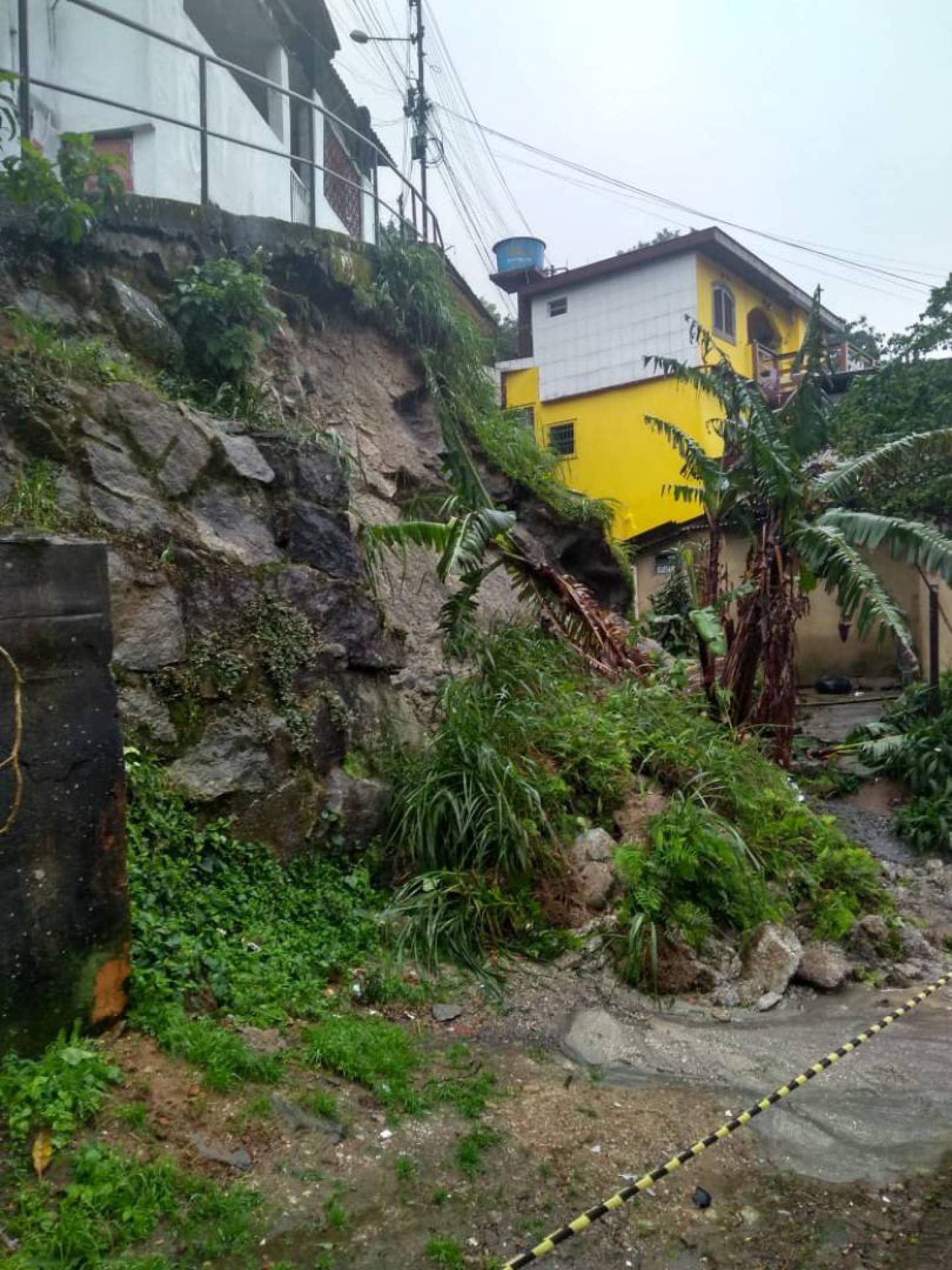 Chuvas podem ter provocado o deslizamento na tarde deste sábado - Reprodução/Redes Sociais