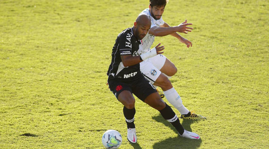 Fellipe Bastos e Lucas Silva disputam a bola no empate sem gols em São Januário: Vasco é o vice-líder - Luciano Belford