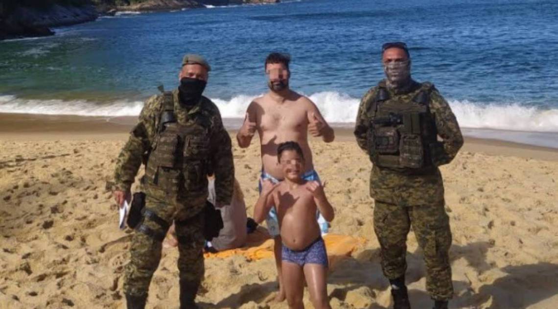 Policiais, que faziam patrulhamento na Praia Vermelha, salvaram pai e filho de afogamento - Divulgação