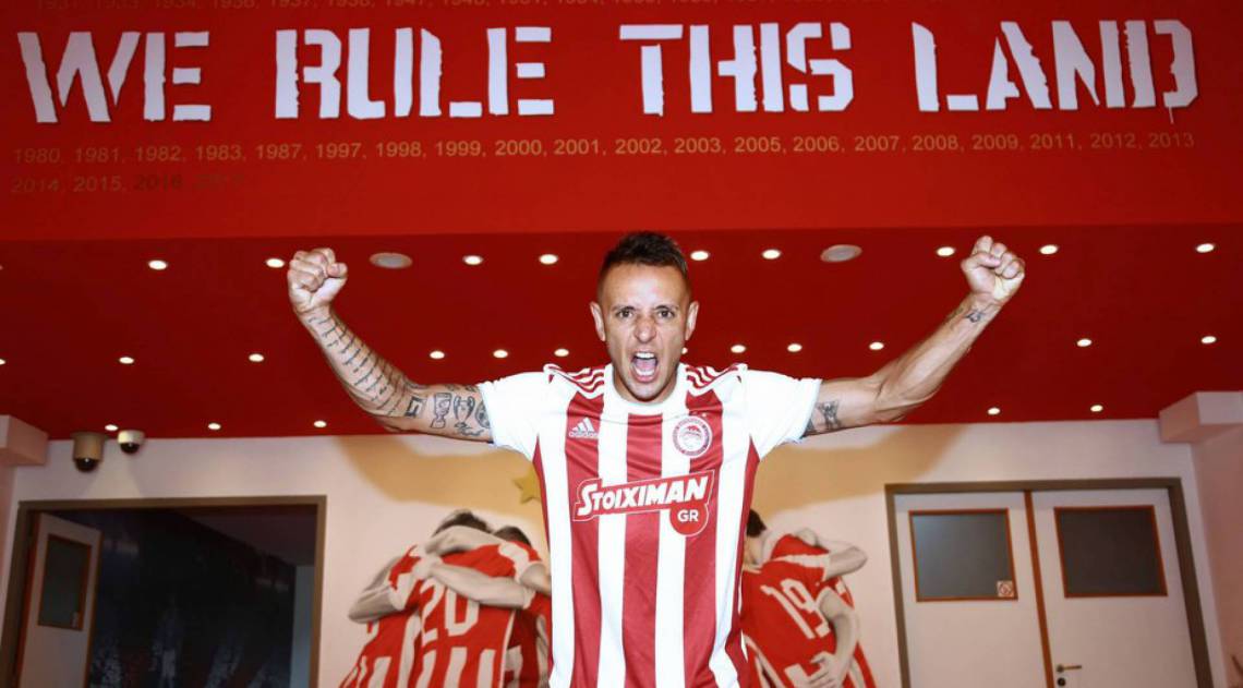 Rafinha é apresentado oficialmente pelo Olympiacos