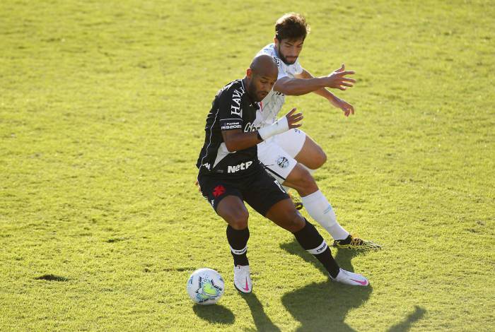 Fellipe Bastos e Lucas Silva disputam a bola no empate sem gols em São Januário: Vasco é o vice-líder