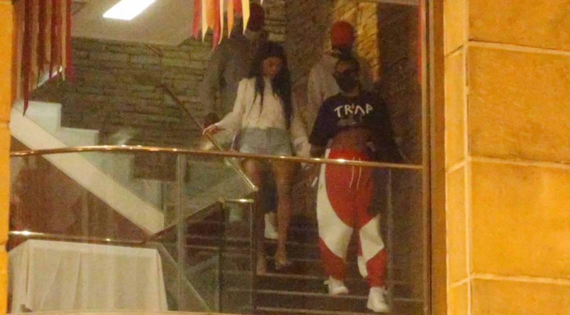Ludmilla e a mulher, a dançarina Brunna Gonçalves, deixam restaurante na Zona Sul do Rio na noite de domingo