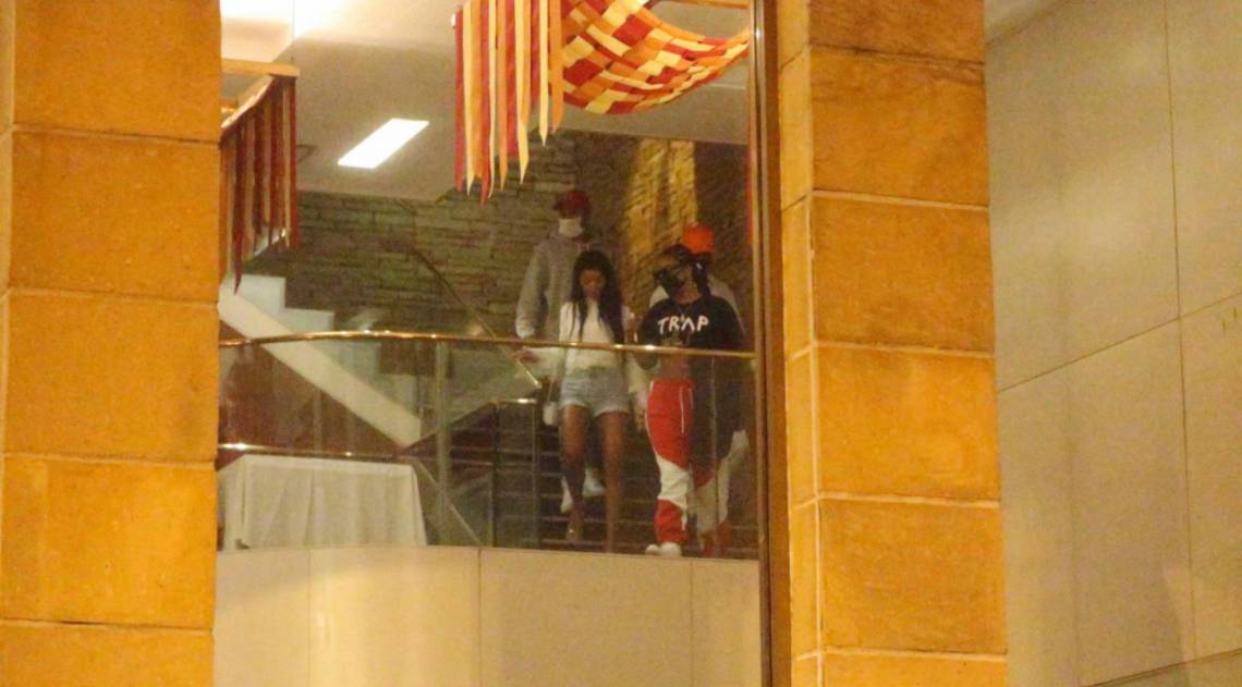 Ludmilla e a mulher, a dançarina Brunna Gonçalves, deixam restaurante na Zona Sul do Rio na noite de domingo