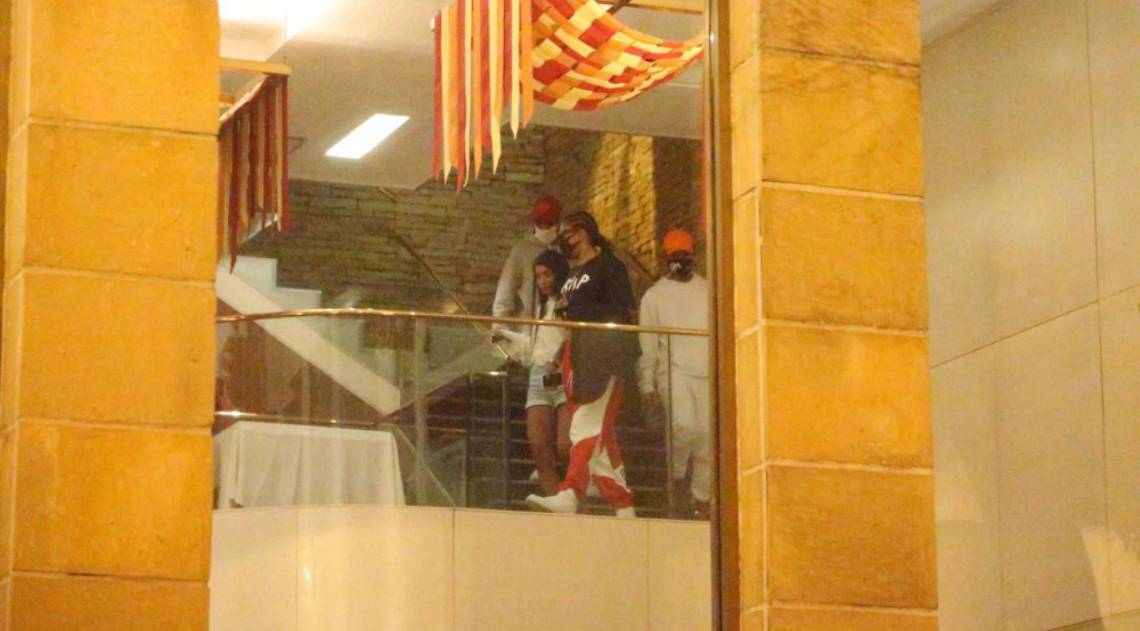 Ludmilla e a mulher, a dançarina Brunna Gonçalves, deixam restaurante na Zona Sul do Rio na noite de domingo