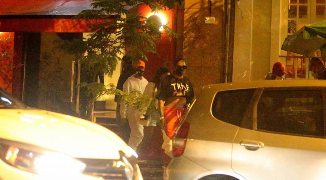 Ludmilla e a mulher, a dançarina Brunna Gonçalves, deixam restaurante na Zona Sul do Rio na noite de domingo