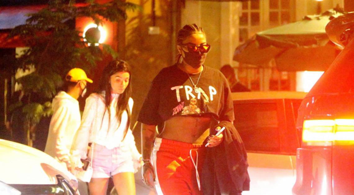 Ludmilla e a mulher, a dançarina Brunna Gonçalves, deixam restaurante na Zona Sul do Rio na noite de domingo