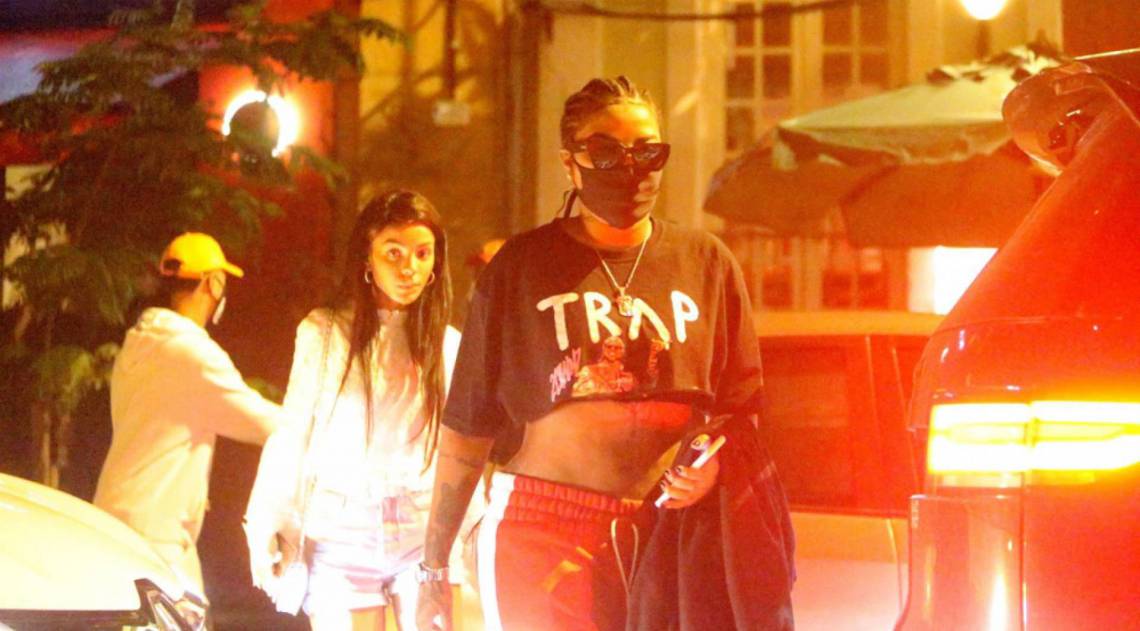 Ludmilla e a mulher, a dançarina Brunna Gonçalves, deixam restaurante na Zona Sul do Rio na noite de domingo