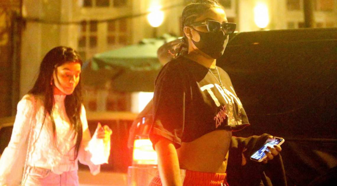 Ludmilla deixa restaurante com a mulher, a dançarina Brunna Gonçalves