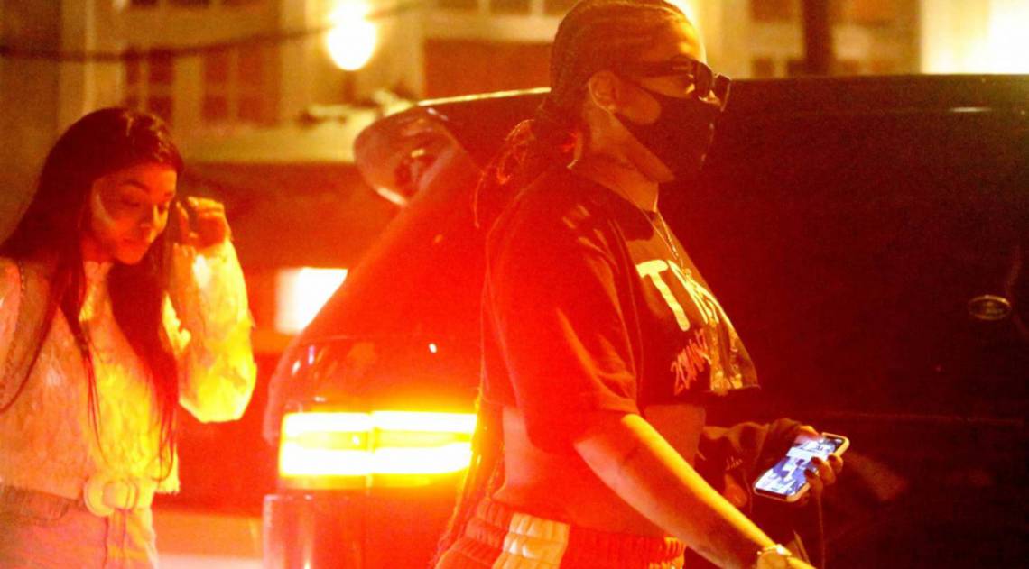 Ludmilla e a mulher, a dançarina Brunna Gonçalves, deixam restaurante na Zona Sul do Rio na noite de domingo
