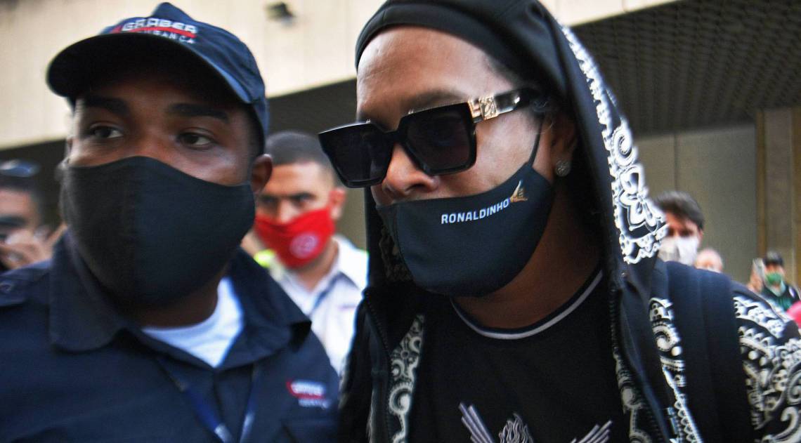 Former football star Ronaldinho (R) is pictured upon arriving on a private jet at El Galeao airport in Rio de Janeiro, Brazil, on August 25, 2020, following more than five months in detention in Paraguay over a fake passport scandal. - A judge on Monday released Ronaldinho, 40, and his brother, who had both been held for a month in jail and another four months under house arrest in a hotel in Asuncion. 
