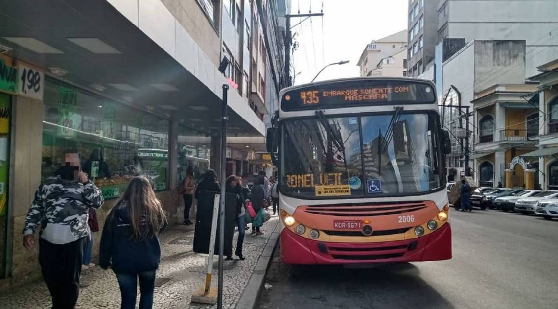 As placas de ônibus já foram instaladas no novo local e a própria empresa já encaminhou fiscais para orientar os passageiros em relação à mudança - Reprodução