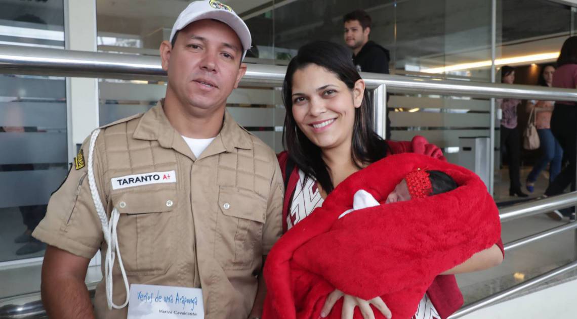 Taranto e Stefani, com Morena no colo, na saída do Hospital Icaraí, após o nascimento da menina e a alta hospitalar