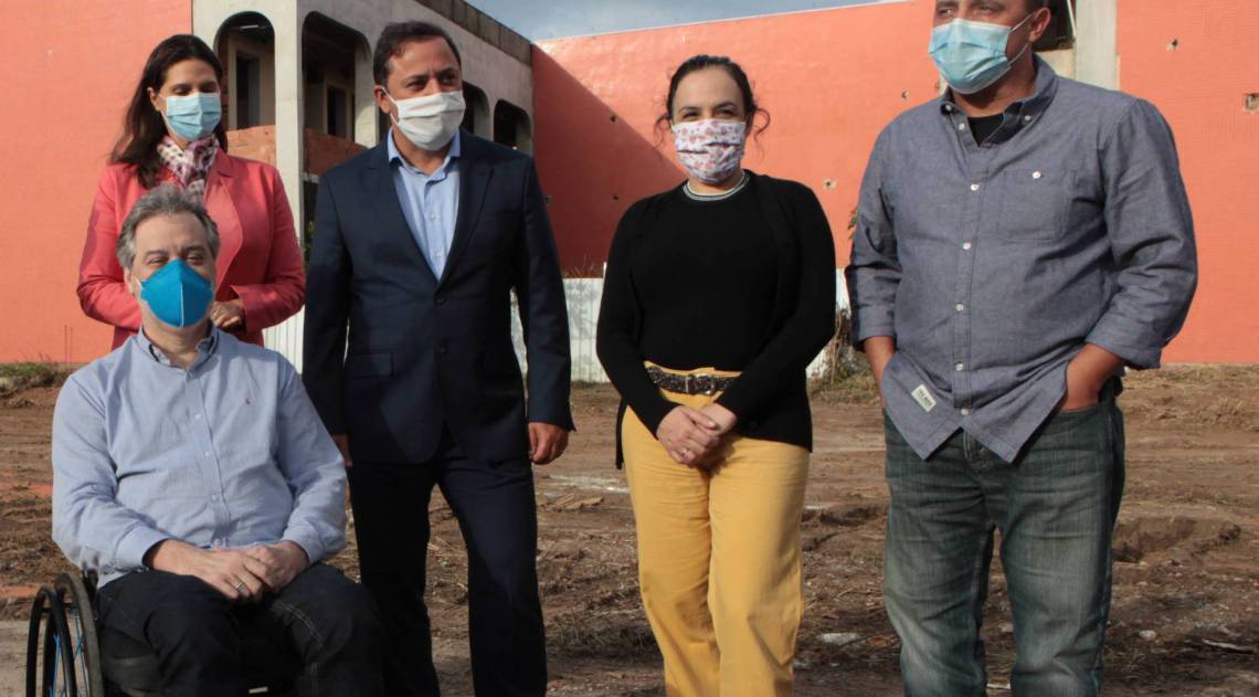 O reitor Antonio Claudio N&oacute;brega, a secret&aacute;ria de Fazenda Giovanna Victer, o prefeito Rodrigo Neves, a diretora do IACS Flavia Clemente e o superintendente de Opera&ccedil;&otilde;es e Manuten&ccedil;&atilde;o da UFF, M&aacute;rio Ronconi - Divulga&ccedil;&atilde;o / Berg Silva