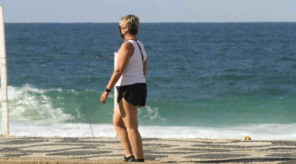 Giulia Gam faz rara aparição durante caminhada na orla