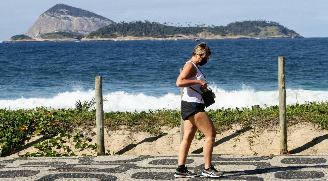 Giulia Gam faz rara aparição durante caminhada na orla