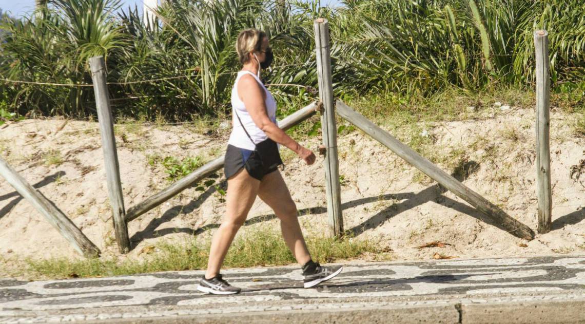 Giulia Gam faz rara aparição durante caminhada na orla