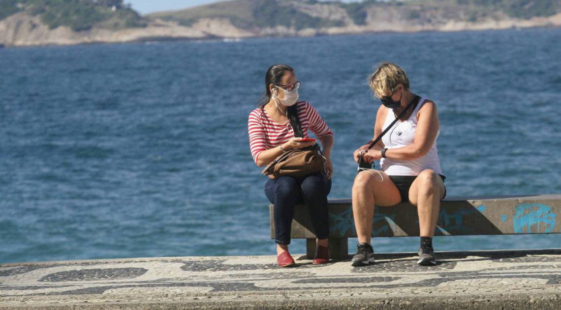 Giulia Gam faz rara aparição durante caminhada na orla