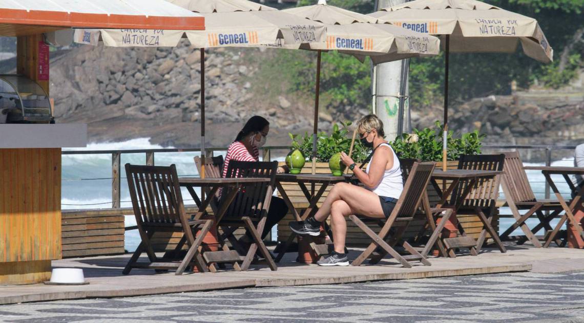 Giulia Gam faz rara aparição durante caminhada na orla