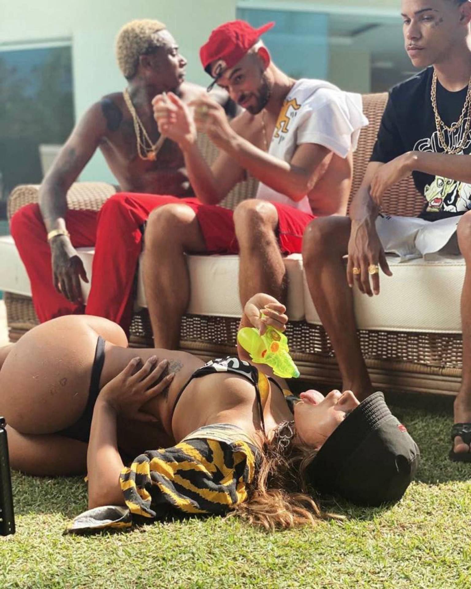 Anitta mostra bumbum para divulgar música e exibe novas tattoos Jornal MEIA  HORA - Celebridades e TV