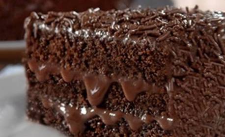 Confeiteira demitida após contrair covid-19 é indenizada em R$ 200 mil