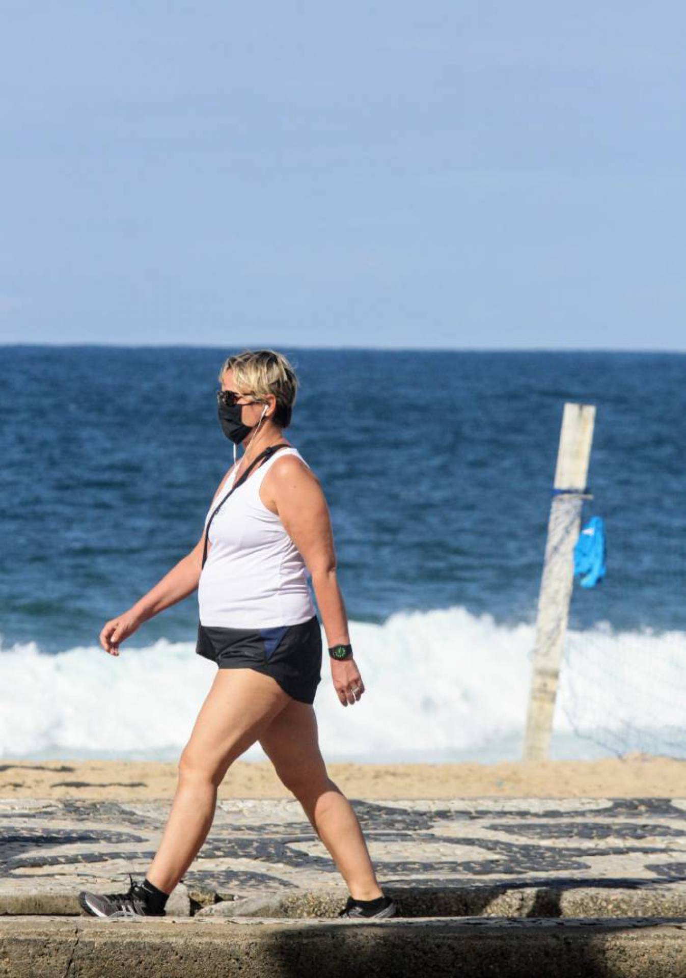 Giulia Gam faz rara aparição durante caminhada na orla