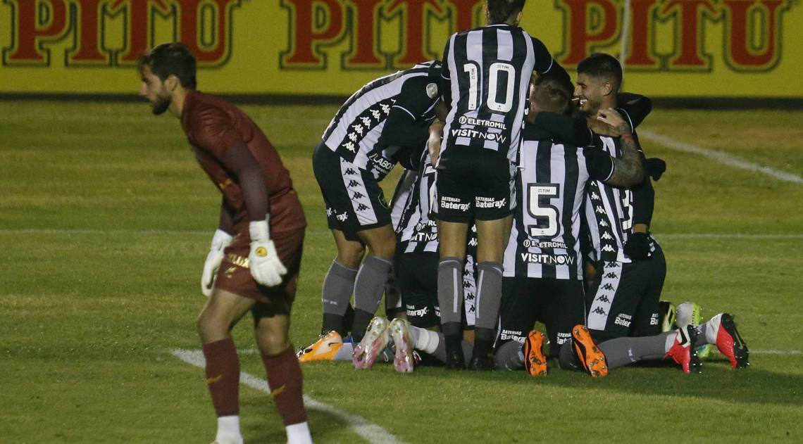 Jogadores do Botafogo comemoram o primeiro gol, marcado por Marcelo Benevenuto: após dois anos, time avança à quarta fase da Copa do Brasil - Vitor Silva/Botafogo