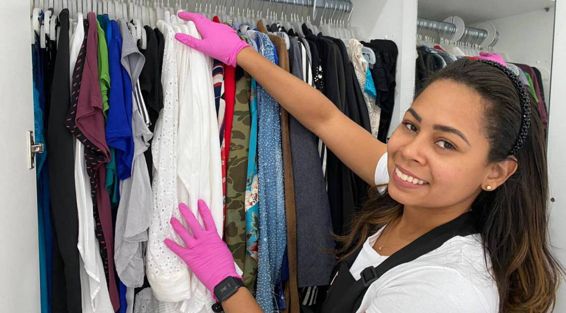 Thay Organizer na arrumação de um guarda-roupa