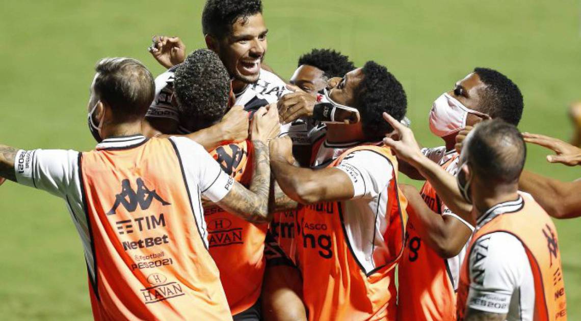 Henrique comemora com os companheiros o primeiro gol do Vasco - RAFAEL RIBEIRO / VASCO