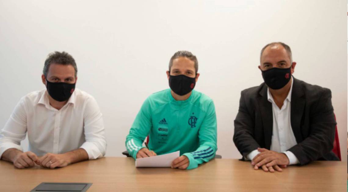 Diego, entre o diretor-executivo, Bruno Spindel, e o vice de futebol, Marcos Braz, assina a renovação de contrato - Alexandre Vidal/CRF