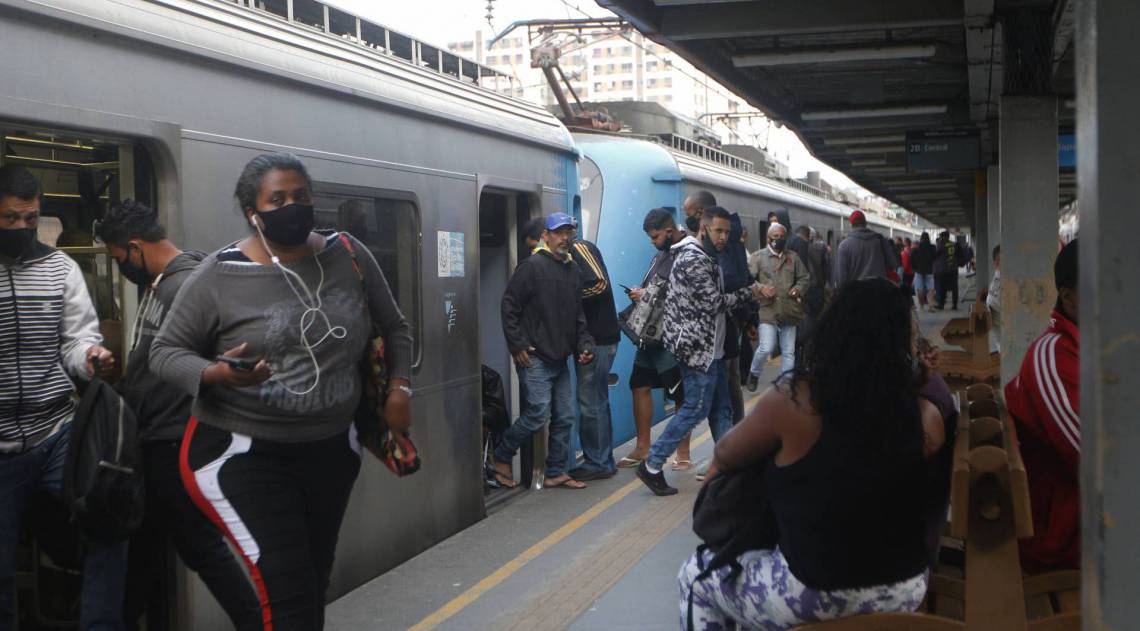 Rio de Janeiro - RJ  - 26/08/2020 - Geral - Movimentaçao no transporte publico na manha de hoje - na foto, estaçao de tem de Madureira, zona norte do Rio -  Foto Reginaldo Pimenta / O Dia
