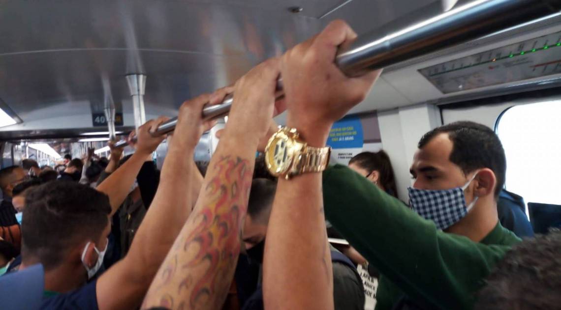 Metrô do Rio lotado em horário de pico, mesmo com restrições de lotação - Agência O Dia