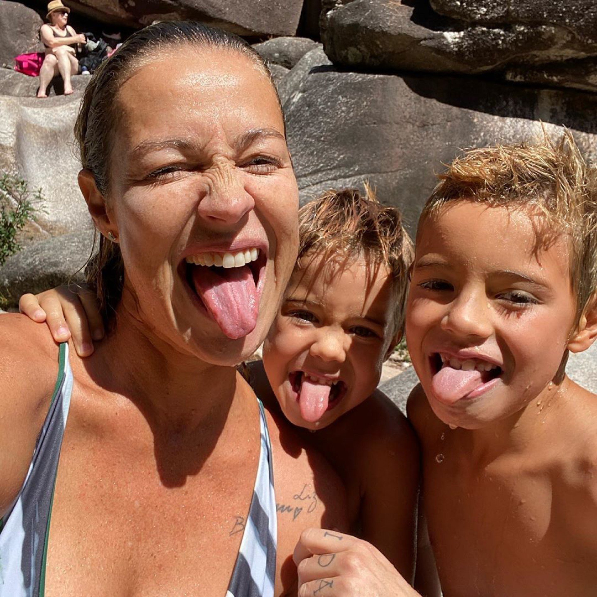Dom e Bem, filhos de Luana Piovani e Pedro Scooby de cabelos loiros - Reprodução Instagram