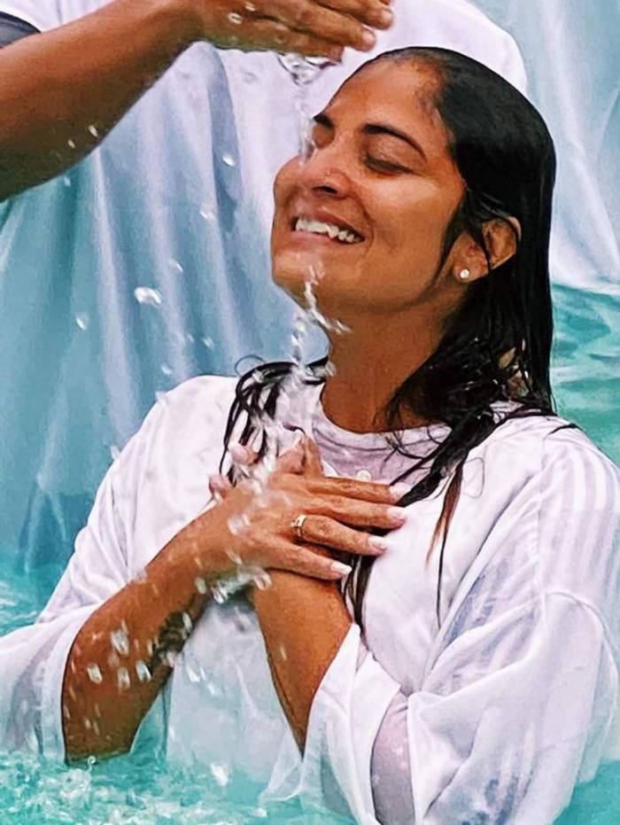 Irm&atilde; de Juliana Paes deixa a Umbanda para se converter ao Evangelho