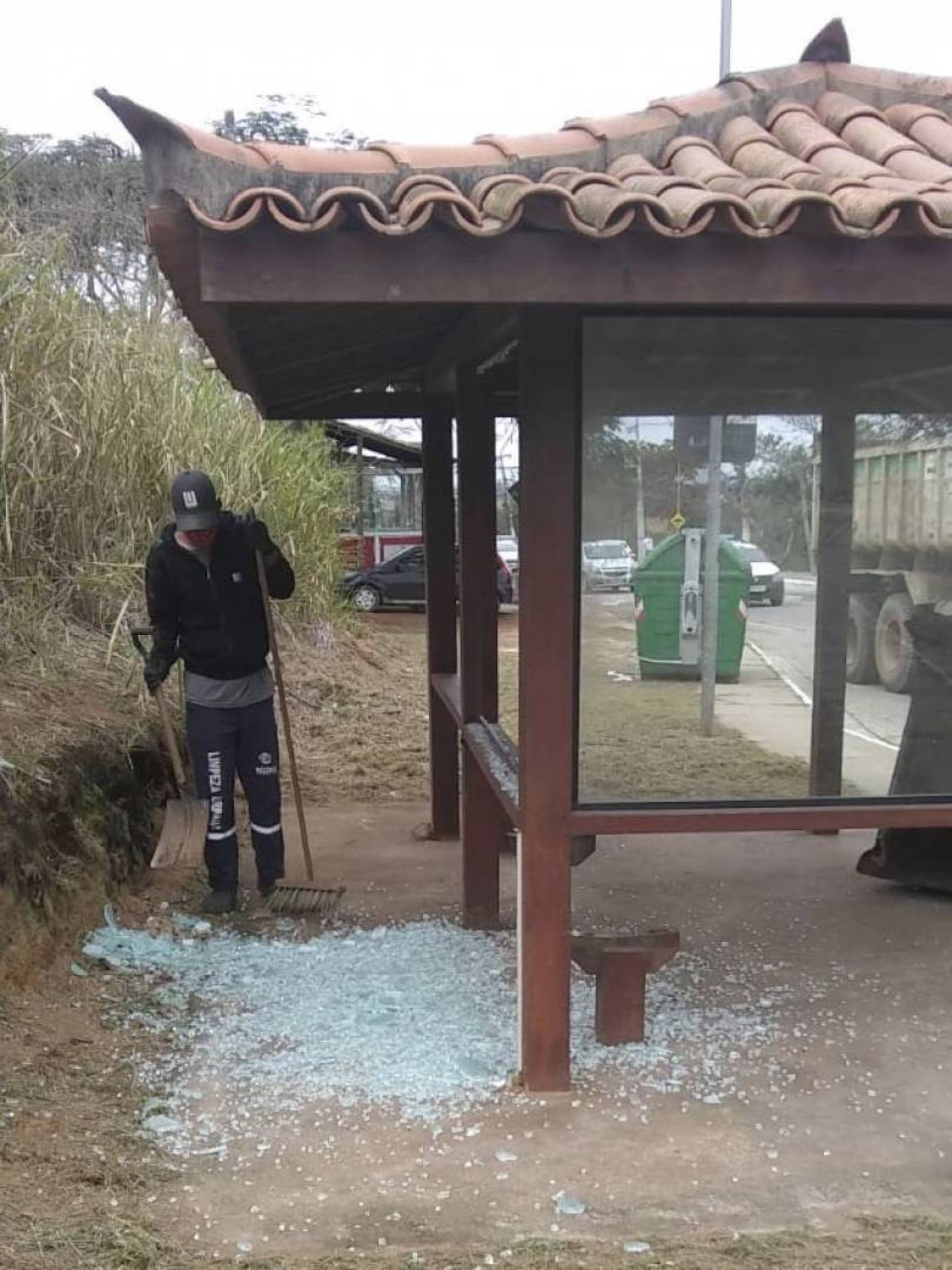 Abrigo de ônibus em Búzios foi alvo de vandalismo  - Prefeitura de Búzios 
