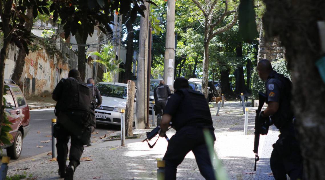 Policiais atuam na conten&ccedil;&atilde;o de criminosos durante tomada de fac&ccedil;&atilde;o na Comunidade de S&atilde;o Carlos, nesta quinta-feira (27). Fotos: Reginaldo Pimenta/Ag&ecirc;ncia O Dia - Reginaldo Pimenta/Ag&ecirc;ncia O Dia