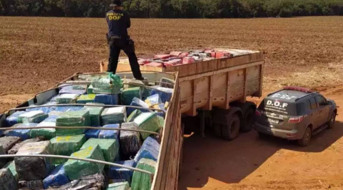 Caminhão trafegava sem nenhum disfarce - Delegacia de Repressão aos Crimes de Fronteira / Reprodução 