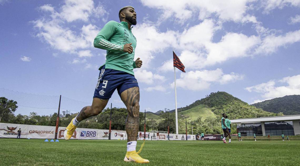 Gabigol participa de leve atividade durante treinamento do Flamengo no Ninho do Urubu