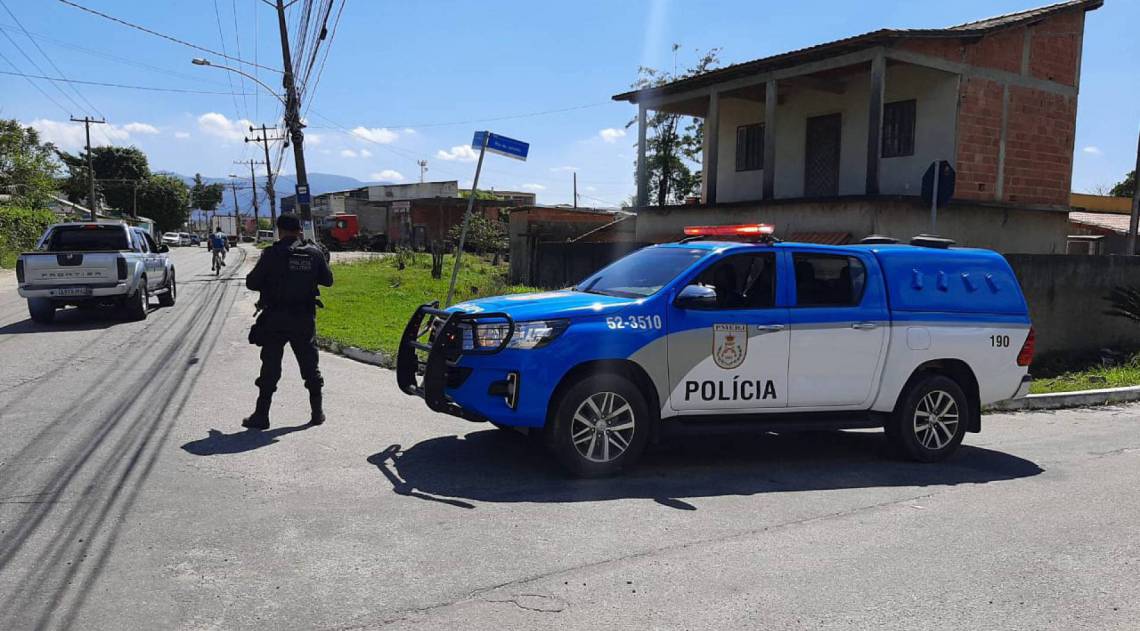 Policiais reforçam a segurança em frente à rua Rio de Janeiro: comandante do Batalhão esteve no local pela manhã - Divulgação - 24º BPM