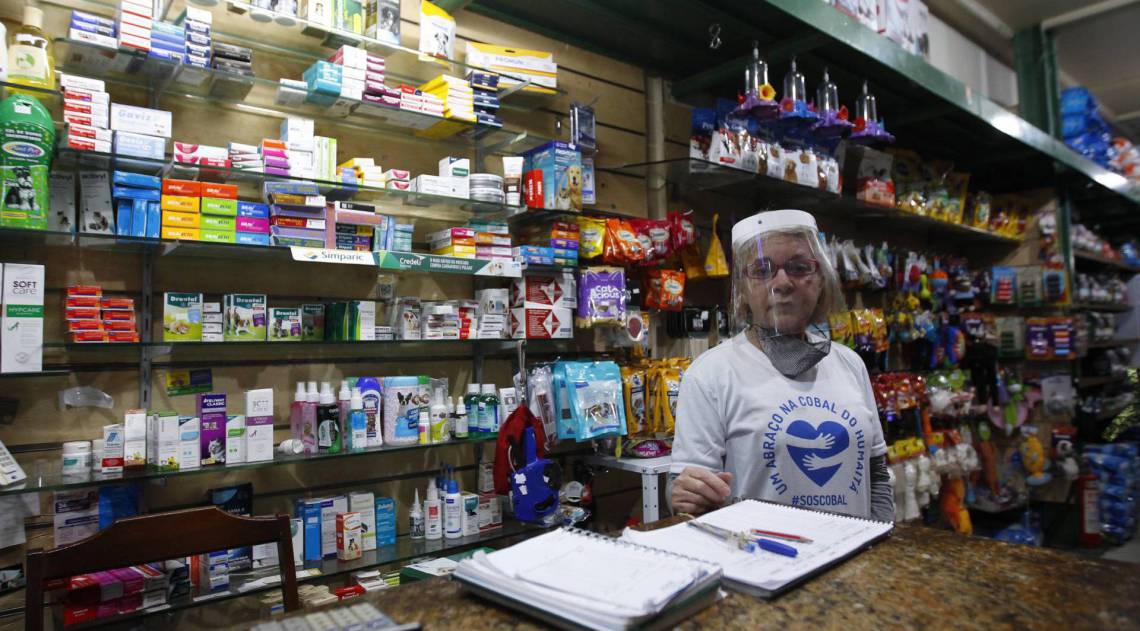 Rio de Janeiro 27/08/2020 - Foi realaizado um ato de abraco em torno do Mercado da Cobal no Humaitá. Na foto acima a dona Eleni Sampaio. Foto: Luciano Belford/Agencia O Dia