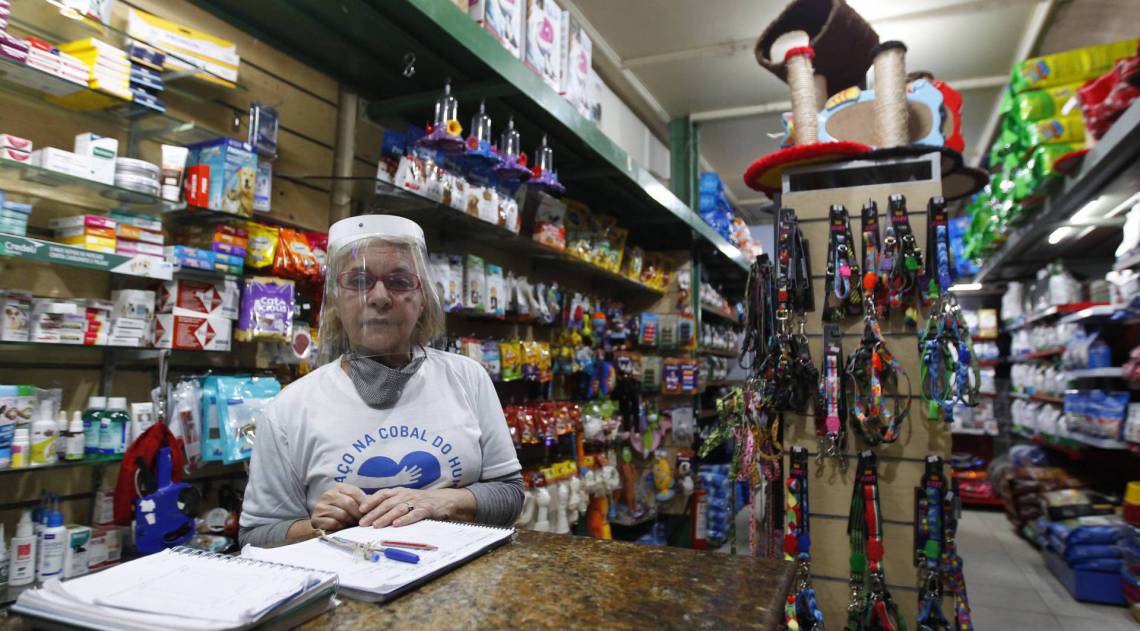 Rio de Janeiro 27/08/2020 - Foi realaizado um ato de abraco em torno do Mercado da Cobal no Humaitá. Na foto acima a dona Eleni Sampaio. Foto: Luciano Belford/Agencia O Dia