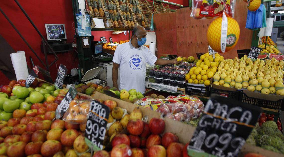 Rio de Janeiro 27/08/2020 - Foi realaizado um ato de abraco em torno do Mercado da Cobal no Humaitá. Na foto acima o senhor Waldemar Moreira dos Santos. Foto: Luciano Belford/Agencia O Dia